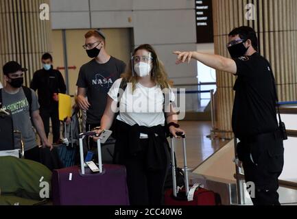 Chef d'équipe en service, Israël. 18 août 2020. Les voyageurs portant un masque de protection arrivent à l'aéroport international Ben Gurion, à Lod, près de tel Aviv, alors qu'Israël soulage les restrictions de transport aérien du coronavirus, le mardi 18 août 2020. Les Israéliens peuvent voyager en quarantaine gratuitement vers et depuis la Grèce, la Croatie et la Bulgarie et peuvent rentrer de 17 pays sans quarantaine. Les touristes de pays « verts » définis peuvent entrer en Israël sans quarantaine obligatoire. Photo par Debbie Hill/UPI crédit: UPI/Alay Live News Banque D'Images