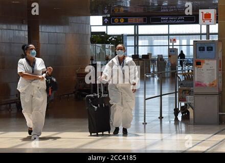 Chef d'équipe en service, Israël. 18 août 2020. Les participants aux vols aériens portent des combinaisons d'EPI à l'aéroport international Ben Gurion, à Lod, près de tel Aviv, alors qu'Israël soulage les restrictions de voyage par coronavirus, le mardi 18 août 2020. Les Israéliens peuvent voyager en quarantaine gratuitement vers et depuis la Grèce, la Croatie et la Bulgarie et peuvent rentrer de 17 pays sans quarantaine. Les touristes de pays « verts » définis peuvent entrer en Israël sans quarantaine obligatoire. Photo par Debbie Hill/UPI crédit: UPI/Alay Live News Banque D'Images