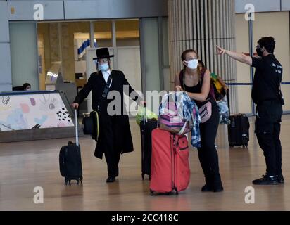 Chef d'équipe en service, Israël. 18 août 2020. Les voyageurs portant un masque de protection arrivent à l'aéroport international Ben Gurion, à Lod, près de tel Aviv, alors qu'Israël soulage les restrictions de transport aérien du coronavirus, le mardi 18 août 2020. Les Israéliens peuvent voyager en quarantaine gratuitement vers et depuis la Grèce, la Croatie et la Bulgarie et peuvent rentrer de 17 pays sans quarantaine. Les touristes de pays « verts » définis peuvent entrer en Israël sans quarantaine obligatoire. Photo par Debbie Hill/UPI crédit: UPI/Alay Live News Banque D'Images