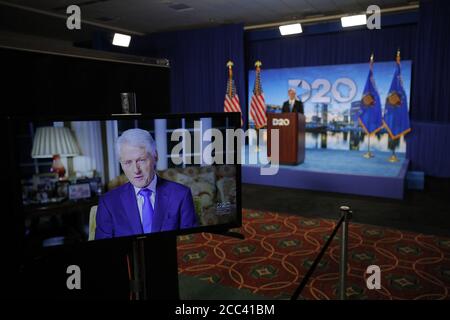 Milwaukee, États-Unis. 18 août 2020. L'ancien président Bill Clinton prononce un discours par flux vidéo en tant que président du Comité national démocratique Tom Perez regarde du podium pendant la deuxième nuit de la convention nationale démocratique virtuelle 2020 sur son site d'accueil à Milwaukee, Wisconsin, le mardi 18 août 2020. Photo de piscine par Brian Snyder/UPI crédit: UPI/Alamy Live News Banque D'Images