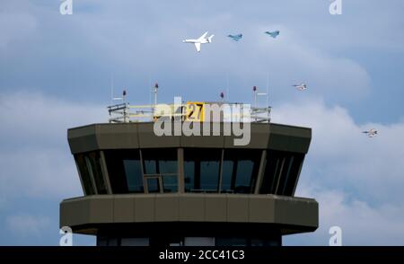 Fürstenfeldbruck, Allemagne. 18 août 2020, Bavière, Fürstenfeldbruck : deux avions de chasse F-16 (à droite) de l'Armée de l'Air israélienne (AIF), deux Eurofighters de Bundeswehr et un Learjet de l'Armée de l'Air israélienne survolent la base aérienne de Fürstenfeldbruck en commémoration de la tentative d'assassinat des Jeux Olympiques de 1972. Un avion de chasse de l'armée de l'air israélienne a débarqué en Allemagne pour la première fois pour les exercices de combat aérien Blue Wings 2020 et MAGDAYs et une commémoration conjointe. Credit: dpa Picture Alliance/Alay Live News Banque D'Images