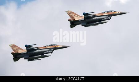 Fürstenfeldbruck, Allemagne. 18 août 2020, Bavière, Fürstenfeldbruck : deux avions de chasse F-16 de l'armée de l'air israélienne (IAF) survolent la base aérienne Fürstenfeldbruck pour commémorer la tentative d'assassinat des Jeux Olympiques de 1972. Pour les exercices de combat aérien Blue Wings 2020 et MAGDAYs et une commémoration conjointe, des avions de chasse de l'armée de l'air israélienne ont débarqué en Allemagne pour la première fois. Credit: dpa Picture Alliance/Alay Live News Banque D'Images