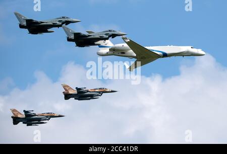 Fürstenfeldbruck, Allemagne. 18 août 2020, Bavière, Fürstenfeldbruck : deux avions de chasse F-16 (ci-dessous) de l'Armée de l'Air israélienne (AIF), deux Eurofighters de Bundeswehr et un Learjet de l'Armée de l'Air israélienne survolent la base aérienne de Fürstenfeldbruck en commémoration de la tentative d'assassinat des Jeux Olympiques de 1972. Un avion de chasse de l'armée de l'air israélienne a débarqué en Allemagne pour la première fois pour les exercices de combat aérien Blue Wings 2020 et MAGDAYs et une commémoration conjointe. Credit: dpa Picture Alliance/Alay Live News Banque D'Images