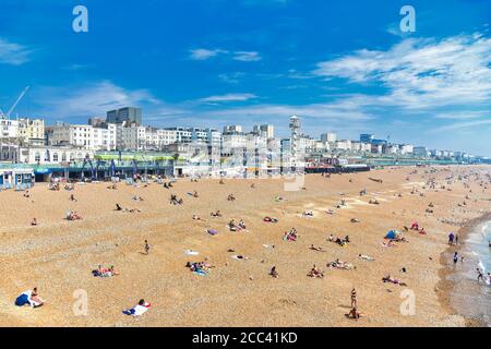 Brighton, Royaume-Uni. 12 août 2020. Personnes sur la plage à Brighton dans East Sussex. Crédit : Dave Rushen/SOPA Images/ZUMA Wire/Alay Live News Banque D'Images