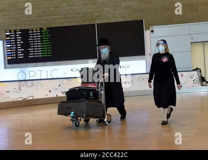 Chef d'équipe en service, Israël. 18 août 2020. Les Juifs ultra-orthodoxes portent des masques protecteurs lorsqu'ils arrivent à l'aéroport international Ben Gurion, à Lod, près de tel Aviv, alors qu'Israël soulage les restrictions de voyage aérien du coronavirus, le mardi 18 août 2020. Les Israéliens peuvent voyager en quarantaine gratuitement vers et depuis la Grèce, la Croatie et la Bulgarie et peuvent rentrer de 17 pays sans quarantaine. Les touristes de pays « verts » définis peuvent entrer en Israël sans quarantaine obligatoire. Photo par Debbie Hill/UPI crédit: UPI/Alay Live News Banque D'Images