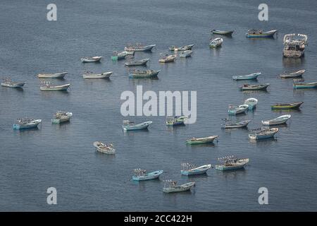 18 août 2020, Territoires palestiniens, ville de Gaza : des bateaux de pêche palestiniens sont amarrés dans le port de Gaza, après que le ministre de la Défense israélien ait ordonné la fermeture de la zone de pêche de Gaza, dans un contexte de tensions militaires entre l'armée israélienne et le mouvement islamiste palestinien du Hamas, Après que des ballons incendiaires ont été lancés en Israël depuis la bande de Gaza la semaine dernière. Photo: Mohammed Talatene/dpa Banque D'Images