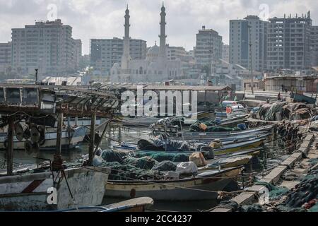 18 août 2020, Territoires palestiniens, ville de Gaza : des bateaux de pêche palestiniens sont amarrés dans le port de Gaza, après que le ministre de la Défense israélien ait ordonné la fermeture de la zone de pêche de Gaza, dans un contexte de tensions militaires entre l'armée israélienne et le mouvement islamiste palestinien du Hamas, Après que des ballons incendiaires ont été lancés en Israël depuis la bande de Gaza la semaine dernière. Photo: Mohammed Talatene/dpa Banque D'Images