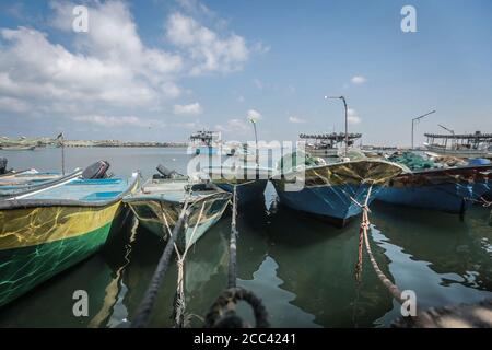 18 août 2020, Territoires palestiniens, ville de Gaza : des bateaux de pêche palestiniens sont amarrés dans le port de Gaza, après que le ministre de la Défense israélien ait ordonné la fermeture de la zone de pêche de Gaza, dans un contexte de tensions militaires entre l'armée israélienne et le mouvement islamiste palestinien du Hamas, Après que des ballons incendiaires ont été lancés en Israël depuis la bande de Gaza la semaine dernière. Photo: Mohammed Talatene/dpa Banque D'Images