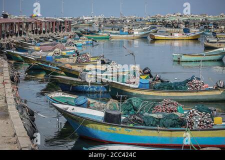 18 août 2020, Territoires palestiniens, ville de Gaza : des bateaux de pêche palestiniens sont amarrés dans le port de Gaza, après que le ministre de la Défense israélien ait ordonné la fermeture de la zone de pêche de Gaza, dans un contexte de tensions militaires entre l'armée israélienne et le mouvement islamiste palestinien du Hamas, Après que des ballons incendiaires ont été lancés en Israël depuis la bande de Gaza la semaine dernière. Photo: Mohammed Talatene/dpa Banque D'Images