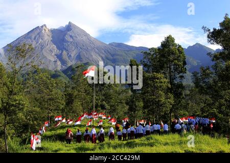 (200818) -- BEIJING, le 18 août 2020 (Xinhua) -- les personnes vivant près du Mont Merapi participent à une cérémonie nationale de levée de drapeau pour célébrer le 75e anniversaire de la Journée de l'indépendance de l'Indonésie à Klaten, Central Java, Indonésie, le 17 août 2020. (Photo de Budi Siswanato/Xinhua) Banque D'Images