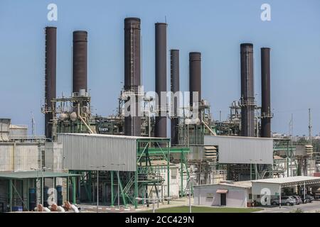 18 août 2020, Territoires palestiniens, Nuseirat : vue d'ensemble de la centrale électrique de Gaza à Nuseirat après sa fermeture. La seule centrale électrique de la bande de Gaza a été arrêtée en raison du manque de carburant, après qu'Israël ait fermé ses postes frontaliers en réponse aux attaques incendiaires de ballons. Photo: Mohammed Talatene/dpa Banque D'Images