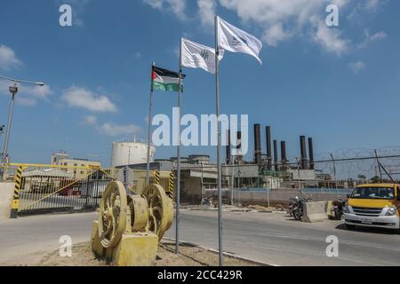 18 août 2020, Territoires palestiniens, Nuseirat : vue de l'entrée de la centrale de Gaza à Nuseirat après sa fermeture. La seule centrale électrique de la bande de Gaza a été arrêtée en raison du manque de carburant, après qu'Israël ait fermé ses postes frontaliers en réponse aux attaques incendiaires de ballons. Photo: Mohammed Talatene/dpa Banque D'Images