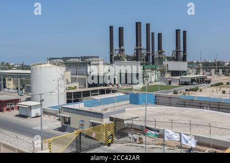 18 août 2020, Territoires palestiniens, Nuseirat : vue d'ensemble de la centrale électrique de Gaza à Nuseirat après sa fermeture. La seule centrale électrique de la bande de Gaza a été arrêtée en raison du manque de carburant, après qu'Israël ait fermé ses postes frontaliers en réponse aux attaques incendiaires de ballons. Photo: Mohammed Talatene/dpa Banque D'Images