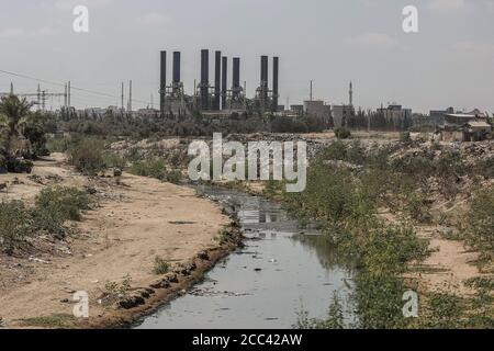 18 août 2020, Territoires palestiniens, Nuseirat : vue d'ensemble de la centrale de Gaza à Nuseirat après sa fermeture. La seule centrale électrique de la bande de Gaza a été arrêtée en raison du manque de carburant, après qu'Israël ait fermé ses postes frontaliers en réponse aux attaques incendiaires de ballons. Photo: Mohammed Talatene/dpa Banque D'Images