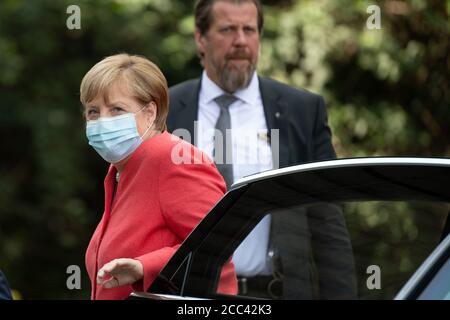 18 août 2020, Rhénanie-du-Nord-Westphalie, Düsseldorf: La chancelière Angela Merkel (CDU) sort de sa voiture. Mme Merkel assiste à une réunion du cabinet du gouvernement du Rhin-Westphalie et visite la mine de charbon Zollverein à Essen. Photo: Federico Gambarini/dpa Banque D'Images