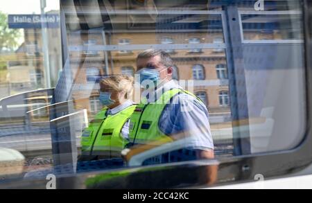 18 août 2020, Saxe-Anhalt, Halle (Saale): Lutz Fuge et Silke Fenten, de l'équipe de prévention de la Deutsche Bahn, sont reflétés dans une fenêtre de train. Les deux employés des chemins de fer vérifient le port de couvre-nez par les passagers du train. La majorité des passagers voyagent avec la protection de la bouche-nez. Les passagers sans masque sont invités par l'équipe ferroviaire à porter la couverture, à moins qu'un certificat ne soit disponible. Photo: Hendrik Schmidt/dpa-Zentralbild/dpa Banque D'Images