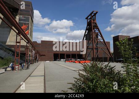 18 août 2020, Rhénanie-du-Nord-Westphalie, Essen : la tour tortueuse de la collierie de Zollverein. La chancelière Angela Merkel sera invitée à NRW mardi et visitera également la mine de Zollverein avec le Premier ministre Laschet (CDU). Photo: Oliver Berg/dpa Banque D'Images