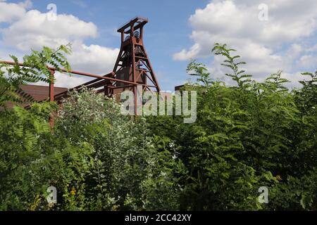 18 août 2020, Rhénanie-du-Nord-Westphalie, Essen : la tour tortueuse de la collierie de Zollverein. La chancelière Angela Merkel sera invitée à NRW mardi et visitera également la mine de Zollverein avec le Premier ministre Laschet (CDU). Photo: Oliver Berg/dpa Banque D'Images