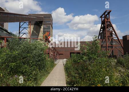 18 août 2020, Rhénanie-du-Nord-Westphalie, Essen : la tour tortueuse de la collierie de Zollverein. La chancelière Angela Merkel sera invitée à NRW mardi et visitera également la mine de Zollverein avec le Premier ministre Laschet (CDU). Photo: Oliver Berg/dpa Banque D'Images