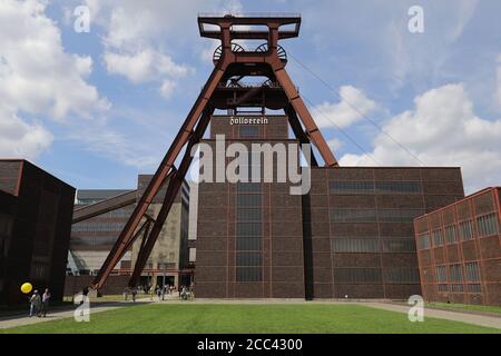 18 août 2020, Rhénanie-du-Nord-Westphalie, Essen : la tour tortueuse de la collierie de Zollverein. La chancelière Angela Merkel sera invitée à NRW mardi et visitera également la mine de Zollverein avec le Premier ministre Laschet (CDU). Photo: Oliver Berg/dpa Banque D'Images