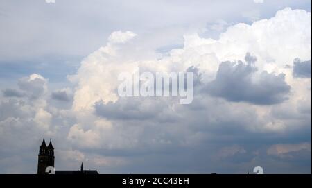 18 août 2020, Saxe-Anhalt, Magdebourg : un orage traverse la capitale de l'État sans pluie. La probabilité d'orages diminue à nouveau à la fin de la semaine. Mais il fera encore chaud. Photo: Klaus-Dietmar Gabbert/dpa-Zentralbild/ZB Banque D'Images