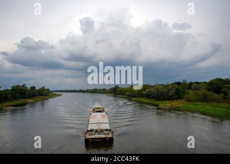 18 août 2020, Saxe-Anhalt, Magdebourg : un nuage d'orage se déplace sur la rivière Elbe sur laquelle une barge navigue en amont. La probabilité d'orages diminue à nouveau à la fin de la semaine. Mais il fera encore chaud. Photo: Klaus-Dietmar Gabbert/dpa-Zentralbild/ZB Banque D'Images