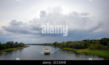 18 août 2020, Saxe-Anhalt, Magdebourg : un nuage d'orage se déplace sur la rivière Elbe sur laquelle une barge navigue en amont. La probabilité d'orages diminue à nouveau à la fin de la semaine. Mais il fera encore chaud. Photo: Klaus-Dietmar Gabbert/dpa-Zentralbild/dpa Banque D'Images