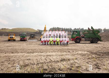 Firo: 08/17/2020, football: Regionalliga 2020/21 séance officielle de l'équipe, RWO, Oberhausen dans les locaux de l'entreprise du sponsor Nottenkamper (décharge) à Hunxe, les shamrock se sont présentés au photographe dans un nouveau maillot devant ce décor industriel inhabituel. Photo de l'équipe, photo de l'équipe sur le vidage devant la flotte / pelle / camion / chasse | utilisation dans le monde entier Banque D'Images