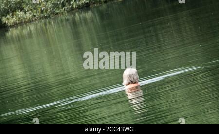 18 août 2020, Basse-Saxe, Hanovre : une femme se baigne dans les étangs de galets de Ricklinger. C'est sa routine quotidienne. Photo: Hilal Zcan/dpa Banque D'Images