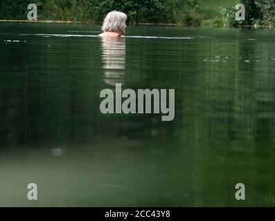 18 août 2020, Basse-Saxe, Hanovre : une femme se baigne dans les étangs de galets de Ricklinger. C'est sa routine quotidienne. Photo: Hilal Zcan/dpa Banque D'Images