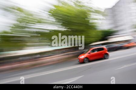 18 août 2020, Basse-Saxe, Hanovre: Une voiture traverse la ville sur Hildesheimer Straße (prise avec une vitesse d'obturation lente). Photo: Julian Stratenschulte/dpa Banque D'Images