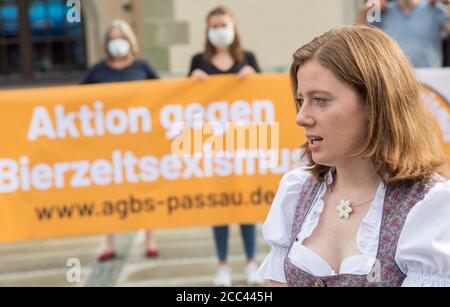 18 août 2020, Bavière, Passau: Corinna Schütz, étudiante, est sur le point de commencer un rassemblement de militants anti-Donaulied pour fermer la pétition en ligne dans le centre-ville. Le groupe veut s'assurer que la chanson du Danube ne se joue plus dans les tentes de bière à Passau et fait campagne contre le sexisme dans les festivals folkloriques. Dans les trois mois qui ont suivi le début de l'action, les initiateurs de Passau ont recueilli environ 36,000 voix de leurs partisans. Photo: Peter Kneffel/dpa Banque D'Images