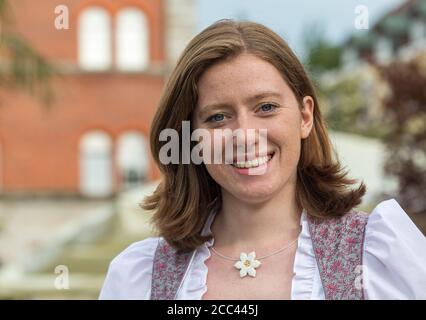 18 août 2020, Bavière, Passau: Corinna Schütz, étudiante, est sur le point de commencer un rassemblement de militants anti-Donaulied pour fermer la pétition en ligne dans le centre-ville. Le groupe veut s'assurer que la chanson du Danube ne se joue plus dans les tentes de bière à Passau et fait campagne contre le sexisme dans les festivals folkloriques. Dans les trois mois qui ont suivi le début de l'action, les initiateurs de Passau ont recueilli environ 36,000 voix de leurs partisans. Photo: Peter Kneffel/dpa Banque D'Images