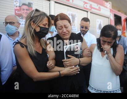 (200818) -- BEIJING, le 18 août 2020 (Xinhua) -- des parents pleurent les funérailles de trois pompiers qui ont été tués lors des explosions à Beyrouth, au Liban, le 17 août 2020. Deux énormes explosions ont secoué le port de Beyrouth le 4 août, secouant des bâtiments dans toute la capitale du Liban, tuant au moins 177 personnes et en blessant 6,000. (Xinhua/Bilal Jawich) Banque D'Images