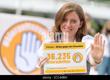 18 août 2020, Bavière, Passau: Corinna Schütz, étudiante, faisant la gestuelle lors d'un rassemblement d'activistes anti-Donaulied à la fin de la pétition en ligne dans le centre-ville. Le groupe veut s'assurer que la chanson du Danube ne se joue plus dans les tentes de bière à Passau et fait campagne contre le sexisme dans les festivals folkloriques. Dans les trois mois qui ont suivi le début de l'action, les initiateurs de Passau ont recueilli environ 36,000 voix de leurs partisans. Photo: Peter Kneffel/dpa Banque D'Images