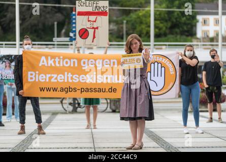 18 août 2020, Bavière, Passau: Corinna Schütz (M), étudiante, se dresse devant une bannière avec l'inscription 'action contre le sexisme de tente de bière' lors d'un rassemblement d'activistes anti-Donaulied à la fin de la pétition en ligne dans le centre-ville. Le groupe veut s'assurer que la chanson du Danube n'est plus jouée dans les tentes de bière à Passau et fait campagne contre le sexisme dans les festivals publics. Dans les trois mois qui ont suivi le début de l'action, les initiateurs de Passau ont recueilli environ 36,000 voix de leurs partisans. Photo: Peter Kneffel/dpa Banque D'Images