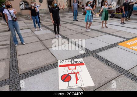 18 août 2020, Bavière, Passau: Un signe avec l'inscription 'Loop Left? - Kein Freifahrtschein' est couché sur le sol en face de la mairie lors d'un rassemblement d'activistes anti-Donaulied pour fermer la pétition en ligne. Le groupe veut s'assurer que la chanson du Danube ne se joue plus dans les tentes de bière Passau et fait campagne contre le sexisme dans les festivals folkloriques. Photo: Peter Kneffel/dpa Banque D'Images