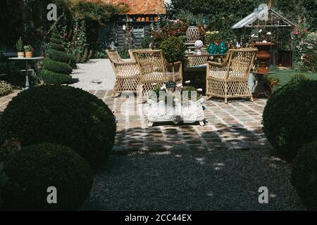 Terrasse de maison conviviale avec salon de jardin. Photo de haute qualité Banque D'Images