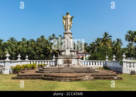 Old Goa, Inde - 23 novembre 2019 : vue sur la statue de Jésus à la cour de la cathédrale se à Goa Velha (Old Goa), Inde. Banque D'Images