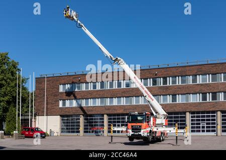 Pompier qui utilise un ascenseur pour incendie en face de la caserne de pompiers de Kallio à Helsinki, en Finlande Banque D'Images