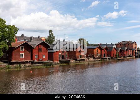 Vieux bâtiments de stockage en bois au bord de la rivière dans la vieille ville de Porvoo, en Finlande Banque D'Images