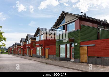 Bâtiments résidentiels modernes en bois à Porvoonjoki, au bord de la rivière, à Porvoo, en Finlande Banque D'Images