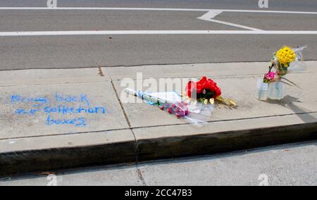 Goleta, Californie, États-Unis. 18 août 2020. Memorial Flowers a quitté en signe de protestation alors que les citoyens du comté de Santa Barbara pleurent la boîte aux lettres manquante devant le bureau de poste de Goleta que beaucoup de gens conduisent et dépendent régulièrement. Un panneau dans craie dit : « apportez nos boîtes de collection ». .le 17 août, les médias sociaux faisaient rage avec la nouvelle que la boîte aux lettres bleue qui a siégé pendant des années sur Patterson Ave., à Goleta, CA, en face de la poste américaine, était manquante. L'emplacement de Patterson est l'un des bureaux de poste les plus occupés de Santa Barbara CountyÃs, avec des centaines de personnes déposant le courrier par jour. Lorsque vous y êtes invité Banque D'Images