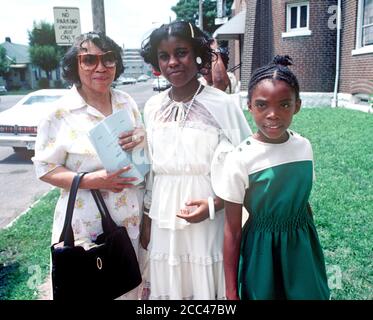 AFRO-AMÉRICAINS HORS DE L'ÉGLISE ST LOUIS BABTIST, MISSOURI, ÉTATS-UNIS, ANNÉES 70 Banque D'Images