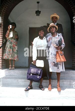 AFRO-AMÉRICAINS HORS DE L'ÉGLISE ST LOUIS BABTIST, MISSOURI, ÉTATS-UNIS, ANNÉES 70 Banque D'Images