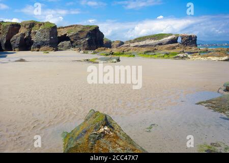 Panoramique de la plage des cathédrales au milieu de la basse mer. Galice, Espagne Banque D'Images