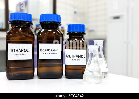 Concentration sélective des flacons en verre ambré brun à l'éthanol, au méthanol et à l'isopropanol à l'intérieur d'un laboratoire. Différents types d'alcool. Banque D'Images