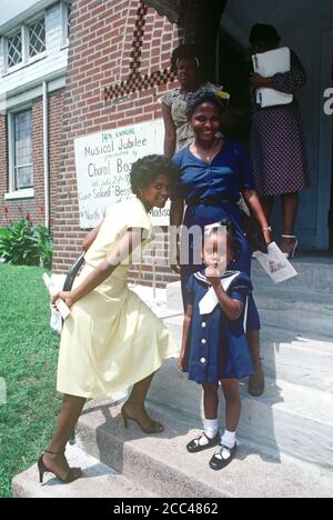 AFRO-AMÉRICAINS HORS DE L'ÉGLISE ST LOUIS BABTIST, MISSOURI, ÉTATS-UNIS, ANNÉES 70 Banque D'Images