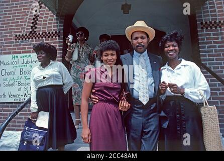 AFRO-AMÉRICAINS HORS DE L'ÉGLISE ST LOUIS BABTIST, MISSOURI, ÉTATS-UNIS, ANNÉES 70 Banque D'Images