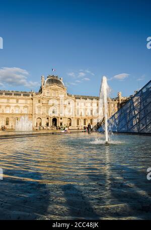 Lucarne. Pavillon Sully. Le Musée du Louvre est l'un des plus grands et des plus populaires musées d'art au monde. Le musée est loc Banque D'Images